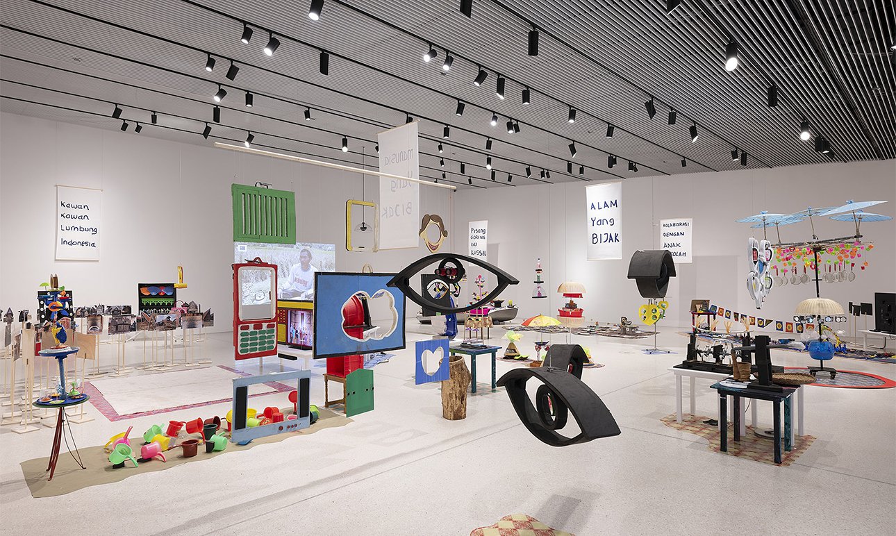 Инсталляция индонезийского художника Agus Nur Amal PMTOH на 15-й международной выставке Documenta в Касселе. 2022.  Фото: Nils Klinger/Documenta Fifteen