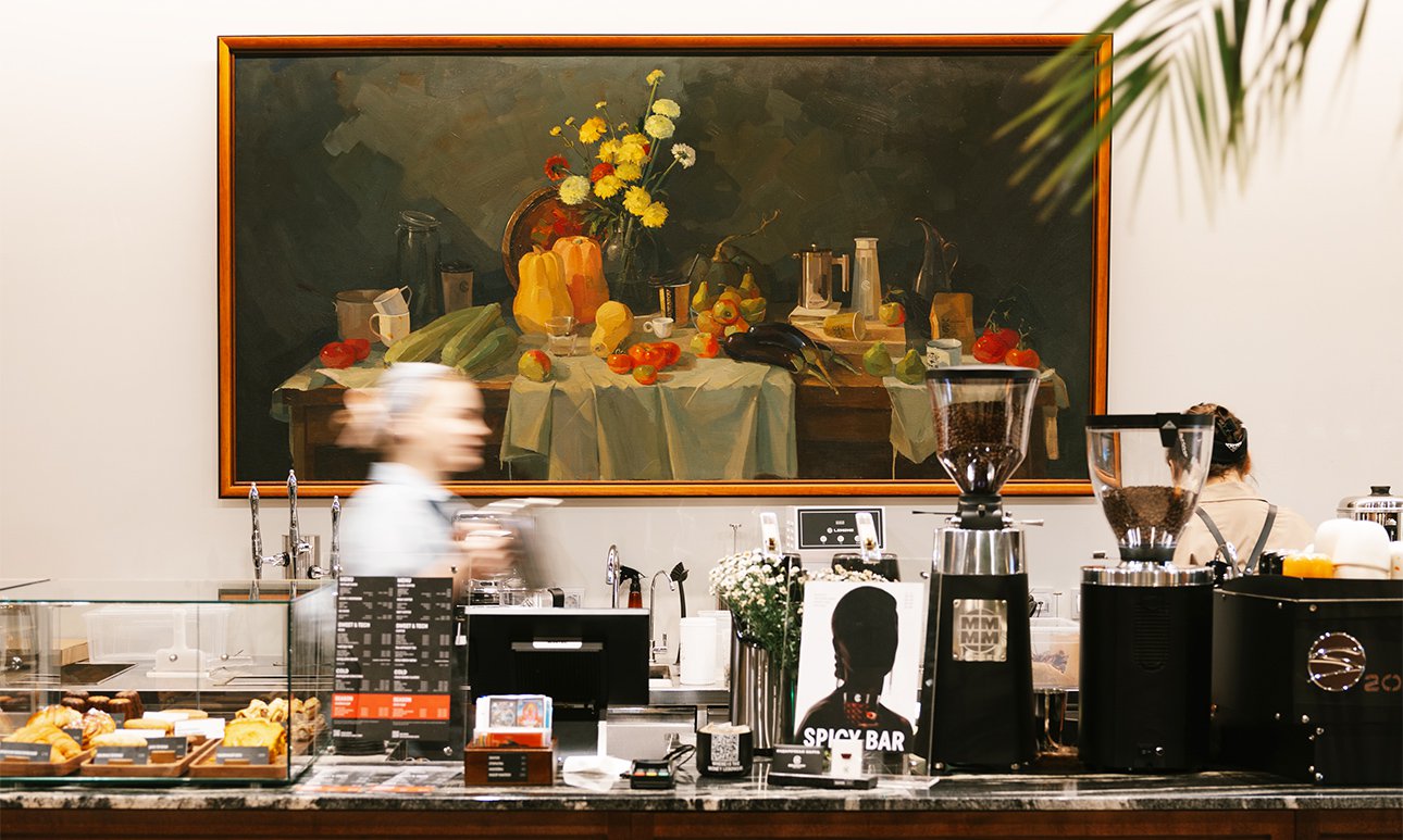 Работа Марии Шинкевич. Кофейня Skuratov, Санкт-Петербург, Набережная Обводного канала.  Фото: Skuratov Coffee