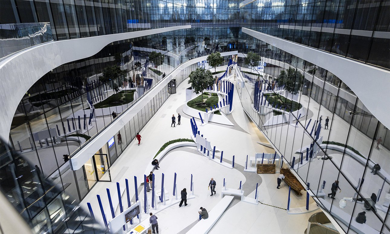 Инсталляция «Путь шедевра» в Лахта Центре. Фото: проект ПАО «Газпром» «Друзья Петербурга»