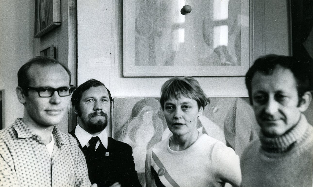 Выставка в ДК «Невский». 1975. Слева направо: художники Геннадий Зубков и Владимир Смирнов, Алла Повелихина, Евгений Ковтун. Фото: архив Натальи Нассоновой