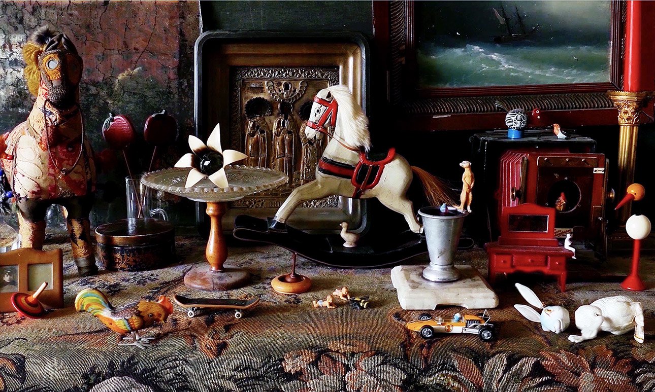 Александра Митлянская. «Когда я дома одна». Видео. 2020.  Фото: ООО "Арт Интернэшнл"