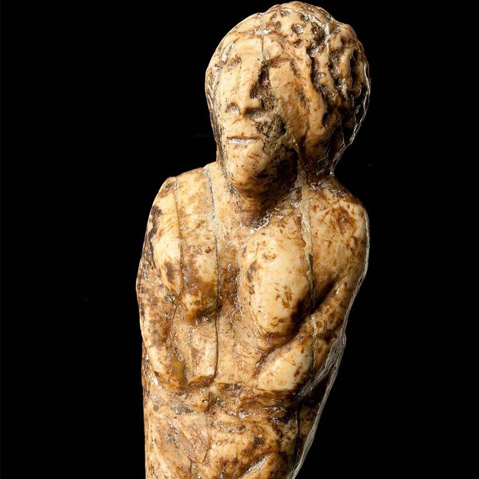 Статуэтка женская с лицом. 20–18 тыс. до н. э. Бивень мамонта. Стоянка Мальта. Фото: Государственный исторический музей