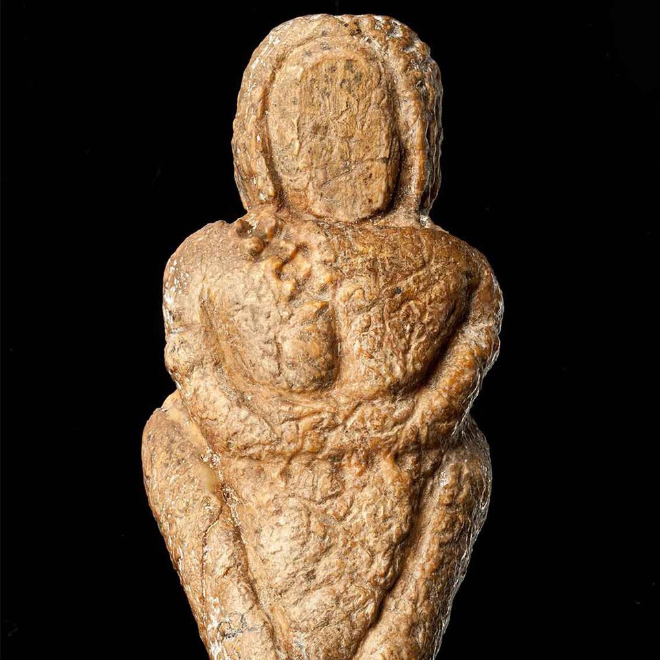 Статуэтка женская с косой (без лица). 20–18 тыс. до н. э. Бивень мамонта. Стоянка Мальта. Фото: Государственный исторический музей