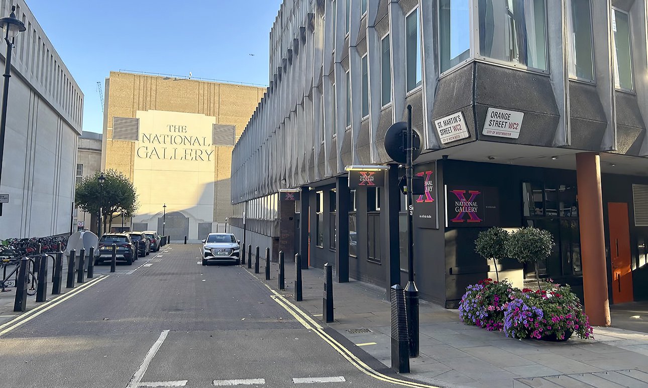 Вид на улицу Святого Мартина, справа — дом Святого Винсента. Вдали — задняя часть крыла Sainsbury. Photo: The Art Newspaper