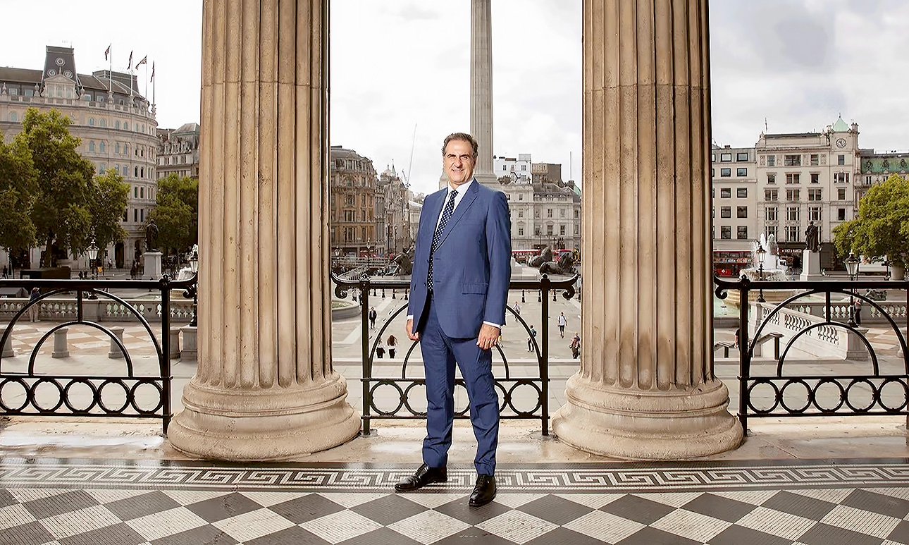 Габриэле Финалди на главном портике Национальной галереи с видом на Трафальгарскую площадь. Фото: The National Gallery, London