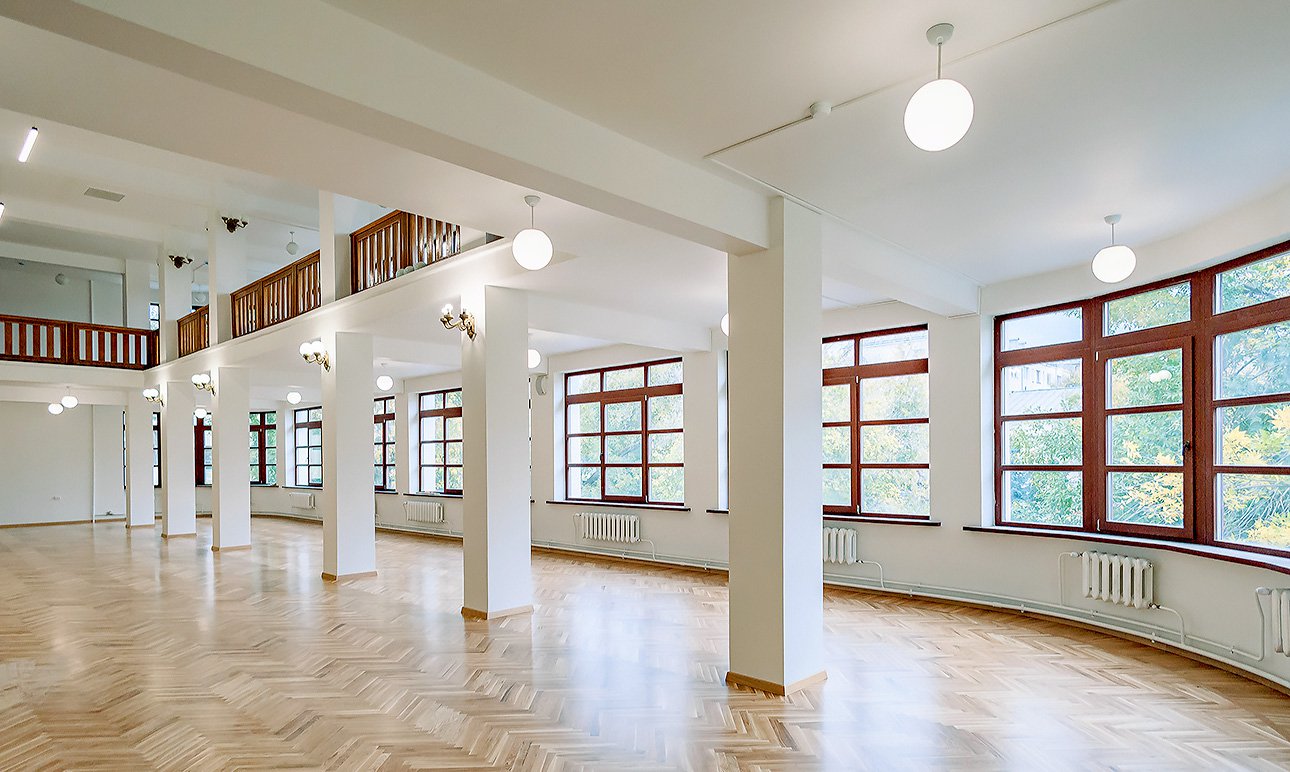 В историческом доме-коммуне Госпромурала закончены два этапа реставрации, в ходе которых восстановлены исторический паркет и лестничные марши, приведены в первоначальный вид стены.  Фото: Музей истории Екатеринбурга