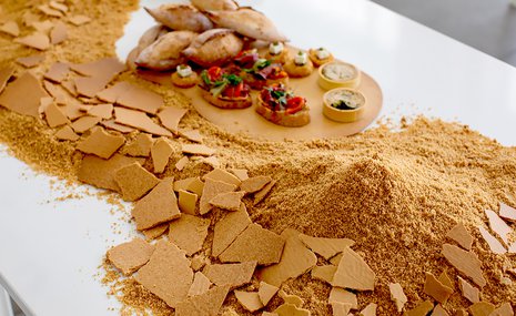 Почему на открытиях в «ГЭС-2» едят пустыню из печенья