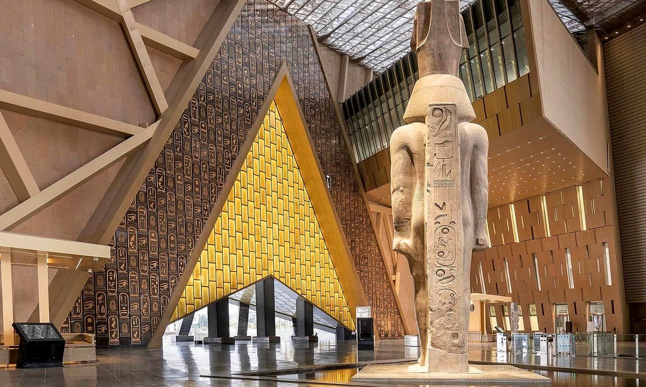 Торговые улицы отделены от самого музея исполинским крытым атриумом с декоративным каналом и 3200-летней 11-метровой статуей фараона Рамсеса II. Фото: Grand Egyptian Museum