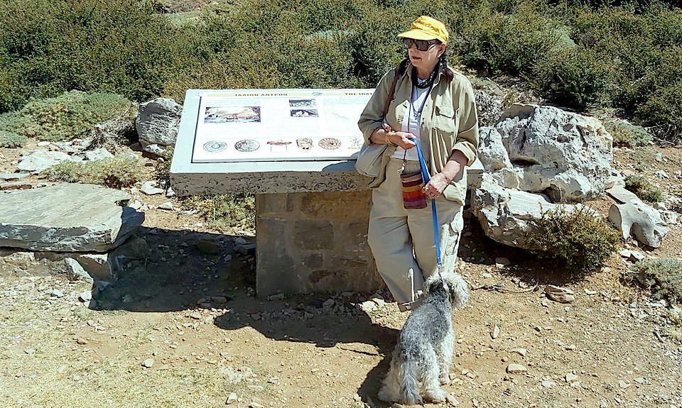 Эфи Сапуна-Сакеллараки в районе Идейской пещеры с любимой собакой Отелло. Фото: Личный архив Эфи Сапуна-Сакеллараки