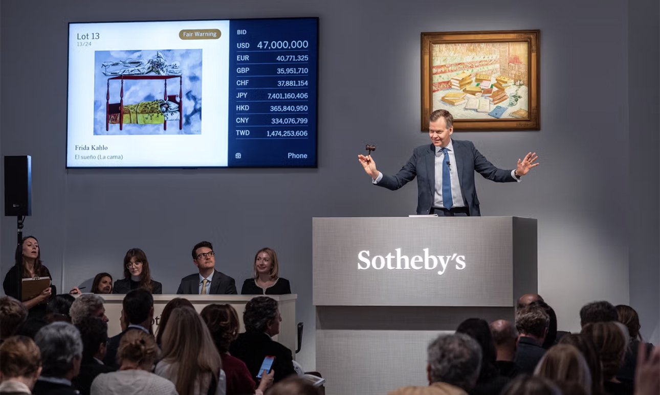На аукционе Sotheby's в Нью-Йорке автопортрет Фриды Кало «Сон (Кровать)» был продан за $54,6 млн.  Фото: Sotheby's