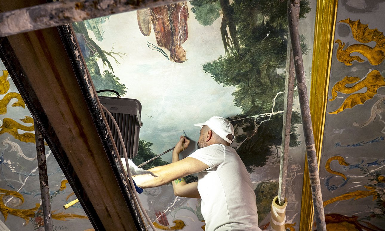 Интерьеры дворца сильно пострадали во время войны, и сейчас реставраторы возвращают им максимально возможную первозданность.  Фото: ГМЗ «Петергоф»