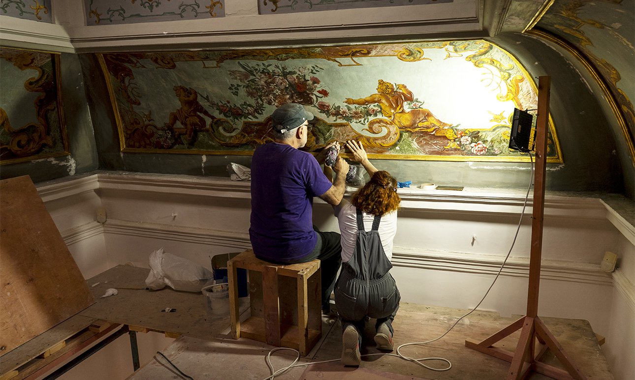 Особое внимание специалисты уделили обнаруженным во дворце «Монплезир» фрагментам росписи XVIII века. Фото: ГМЗ «Петергоф»