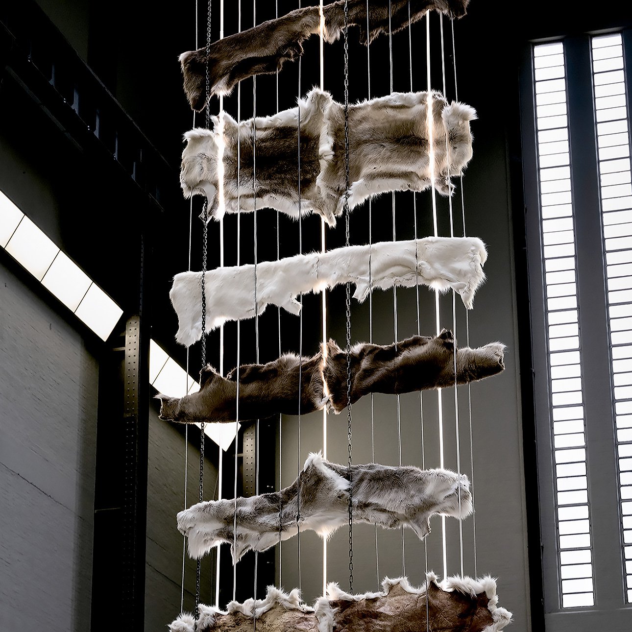 Марет Анне Сара. Инсталляция Goavve-Geabbil в Турбинном зале Тейт Модерн. Лондон, 2025. Фрагмент. Фото: Sonal Bakrania/Tate Modern