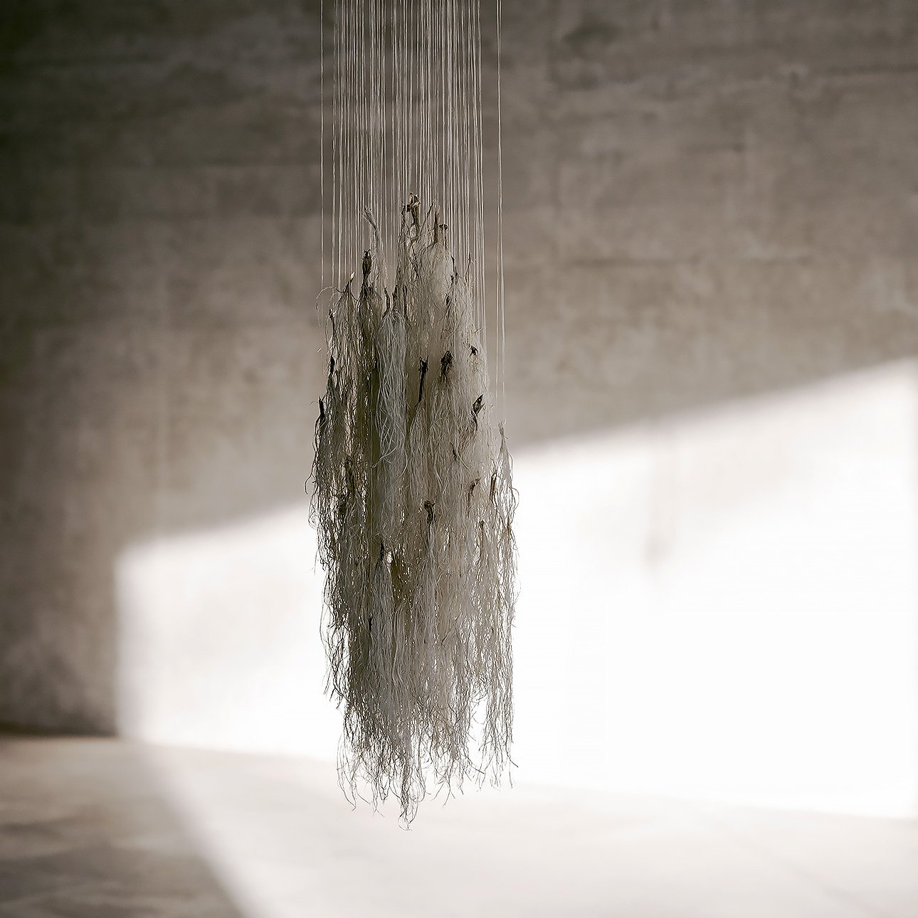 Марет Анне Сара. Инсталляция Gutted-Gávogalši в павильоне саамов на Венецианской биеннале. Венеция, 2022. Фрагмент. Фото: Sonal Bakrania/Tate Modern