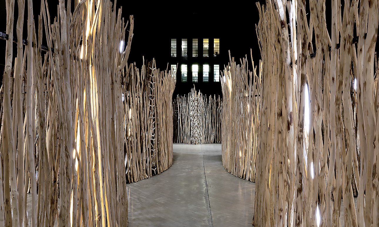 Марет Анне Сара. Инсталляция Goavve-Geabbil в Турбинном зале Тейт Модерн. Лондон, 2025. Фрагмент.  Фото: Sonal Bakrania/Tate Modern