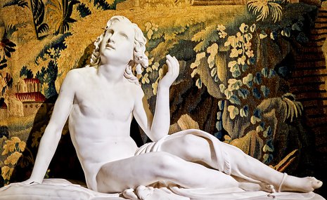 Антикварный салон сохраняет классичность