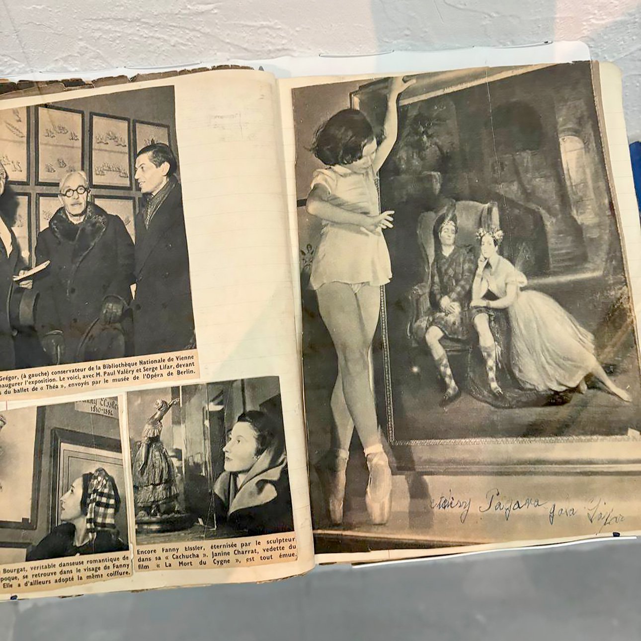 Детский альбом Пьера Лакотта, куда он вклеивал вырезки из газет и журналов про балет. Став известным, он приобрел в свою коллекцию некоторые из изображенных тут произведений. И их показывают на выставке. Фото: Милена Орлова