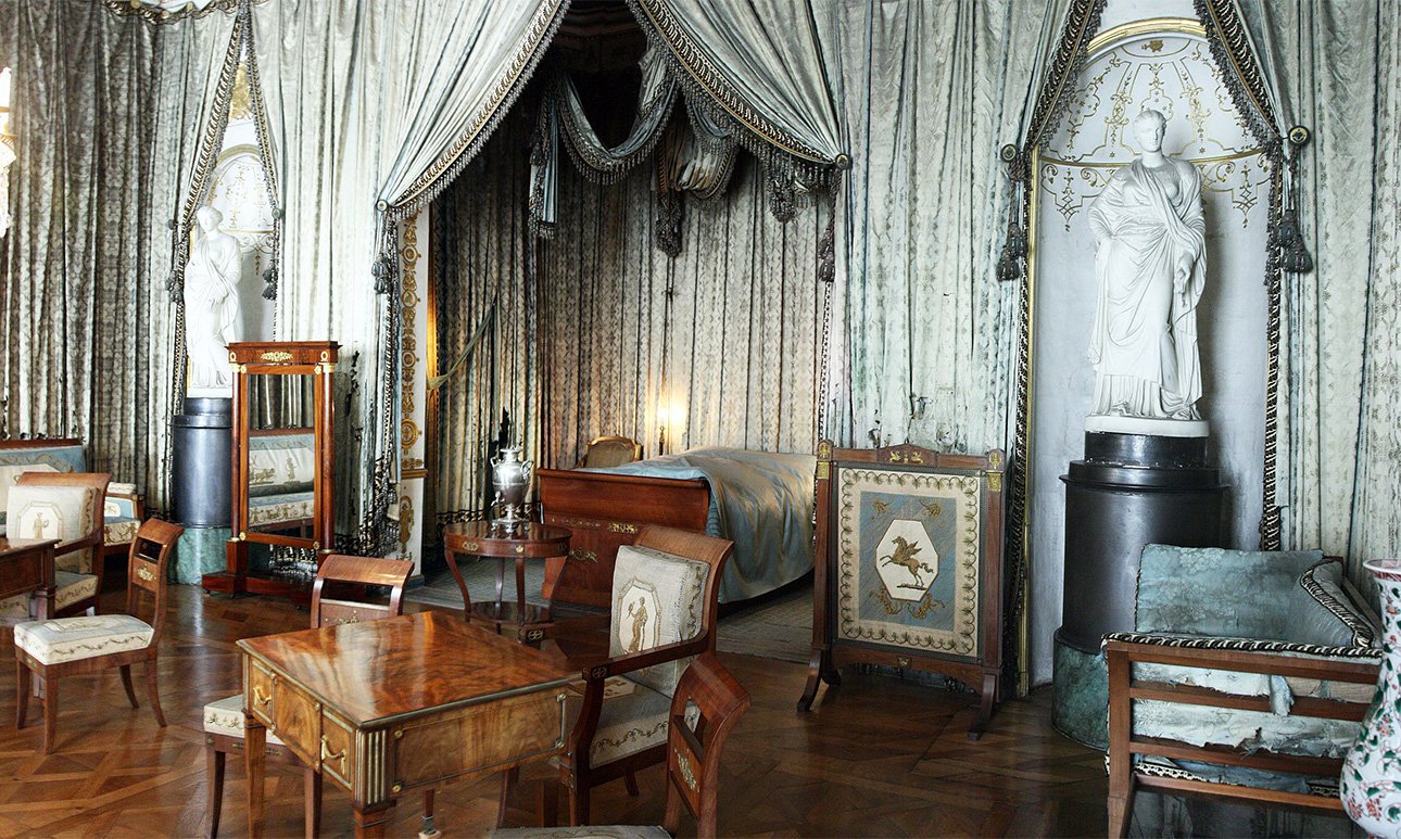 Особый интерес представляют оригинальные голубые шелка в спальне 1811 года.  Фото: Ludwigsburg Residential Palace