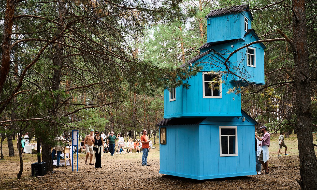 Художник Андрей Сяйлев создал арт-объект в память о домах, которые смыло с острова в 1957 году. Фото: Евгений Шаров