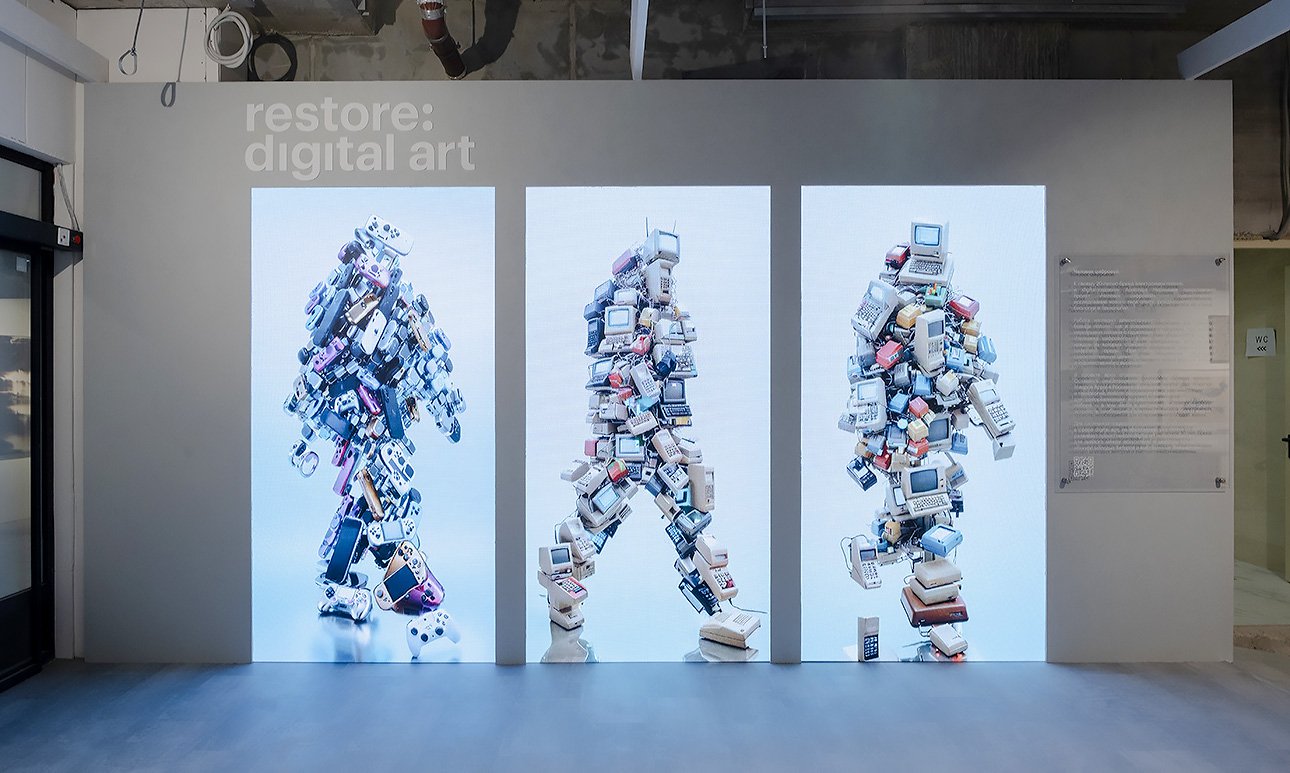 Работа Аристарха Чернышева «Цифровой человек» на стенде restore.  Фото: Евгения Баранова