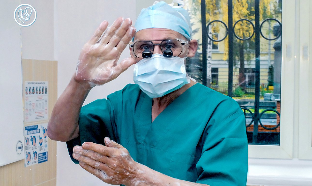 Михаил Алшибая был активно практикующим кардиохирургом мирового уровня, профессором, доктором медицинских наук, руководителем отделения коронарной хирургии Национального медицинского исследовательского центра сердечно-сосудистой хирургии им. А.Н.Бакулева.    Фото: ФГБУ «НМИЦ ССХ им. А.Н.Бакулева»