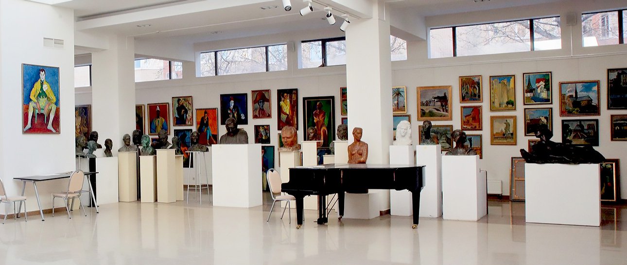 Выставка «Три фигуры. ВГИКовцы 60-х: Воробьев, Вулох, Пархоменко» в галерее Niko.  Фото: Борис Сысоев