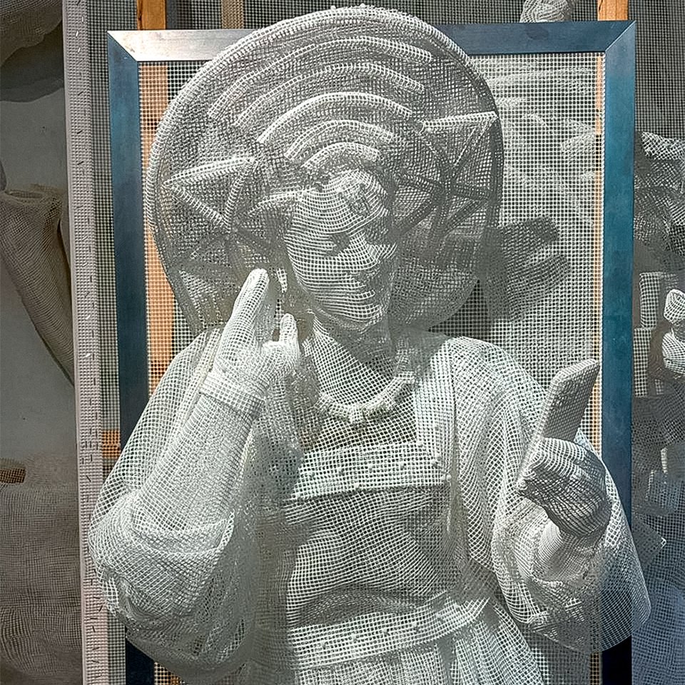 Скульптура «Девушка из сети» из серии «Дружба народов». Recycle Group. 2025. Лот второго благотворительного аукциона «Лучшая Ёлка 7.12». Фото: Soho Jewelry Group