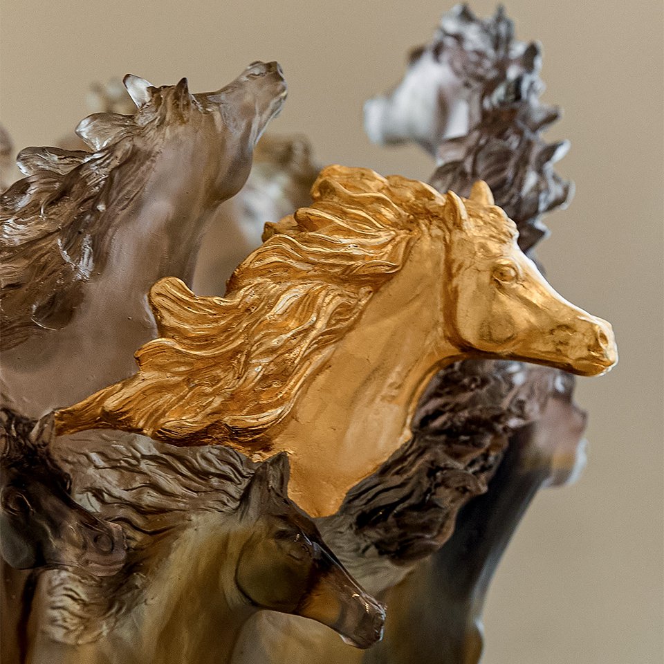 Фрагмент вазы Cavalcade. Фото: французская мануфактура Daum