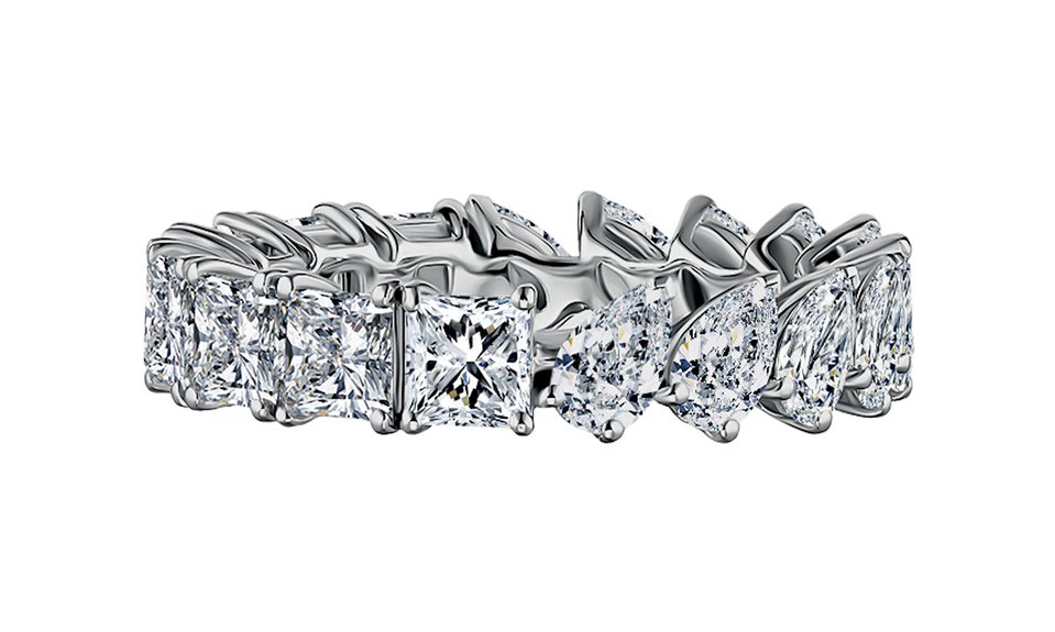 Украшения из новогодней коллекции ALROSA Diamonds.   Фото: ALROSA Diamonds