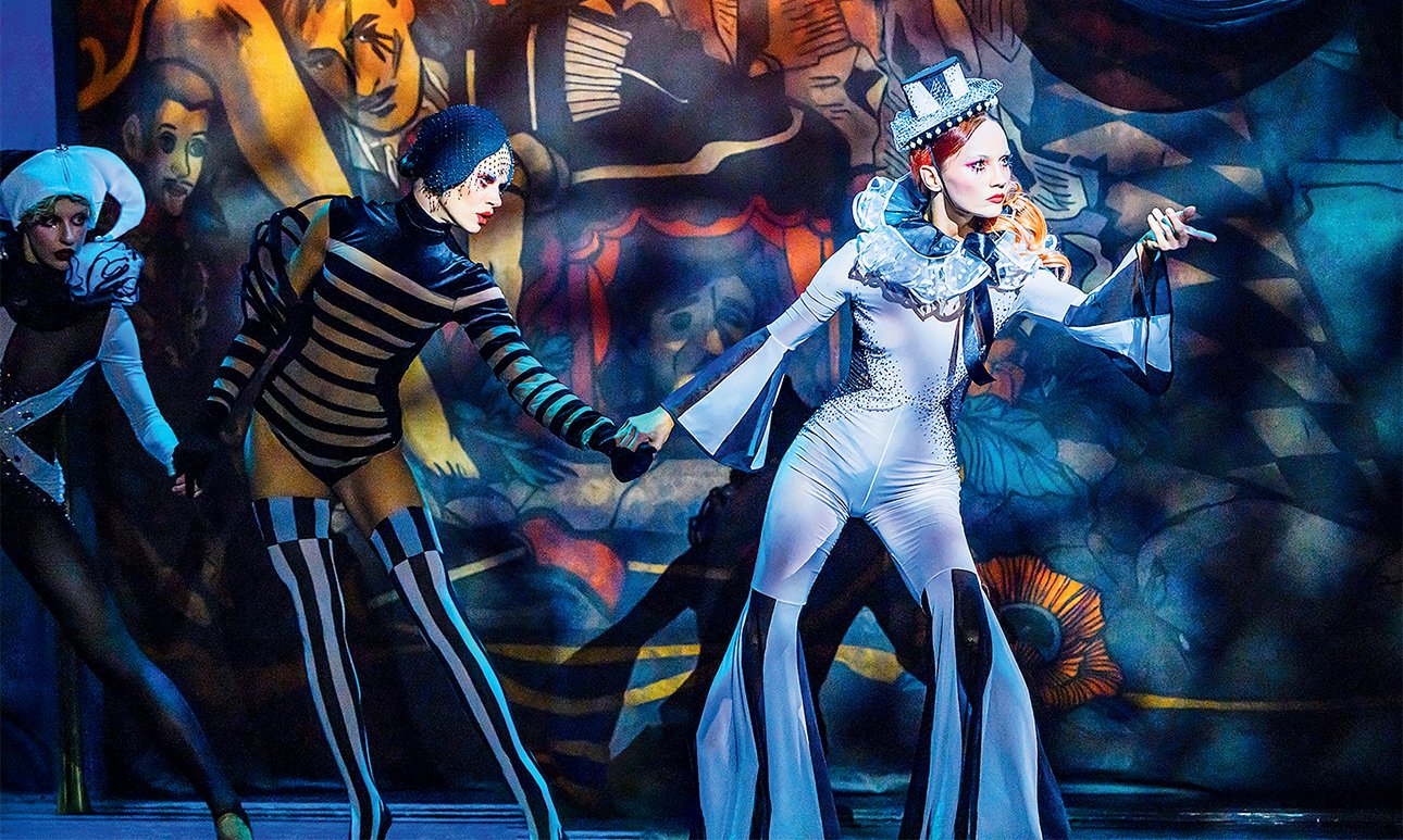 Сцена из нового шоу Abracadabra театра CRAVE.  Фото: CRAVE