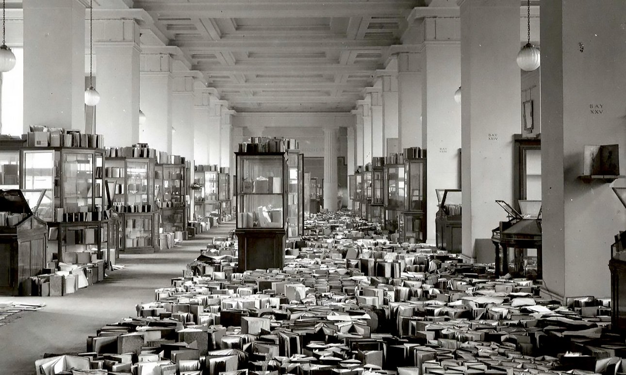 Книги просушивают в галерее короля Эдуарда VII после повреждений, нанесенных во время Второй мировой войны. Фото: The Trustees of the British
