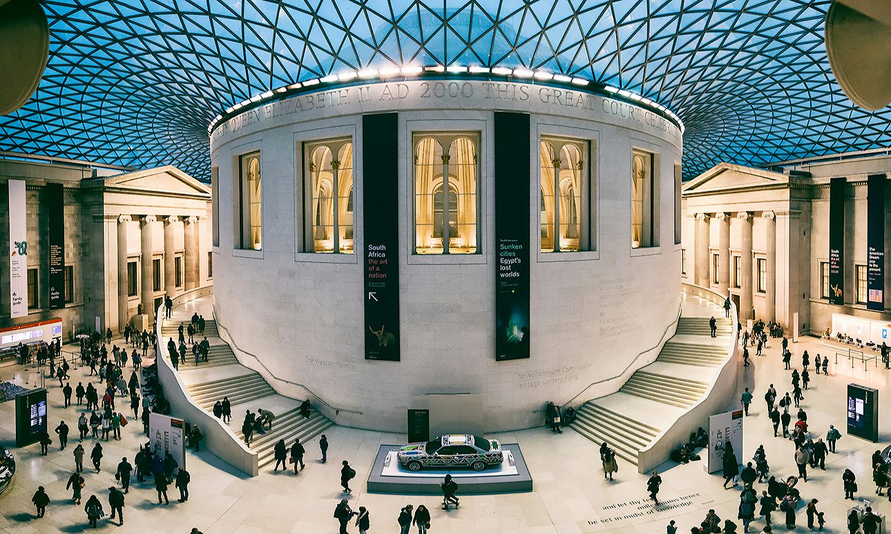 Внутренний двор Британского музея со зданием читального зала Сидни Смёрка (1867) и сводами Нормана Фостера (2000).  Фото: Сhristian Lendl/Unsplash
