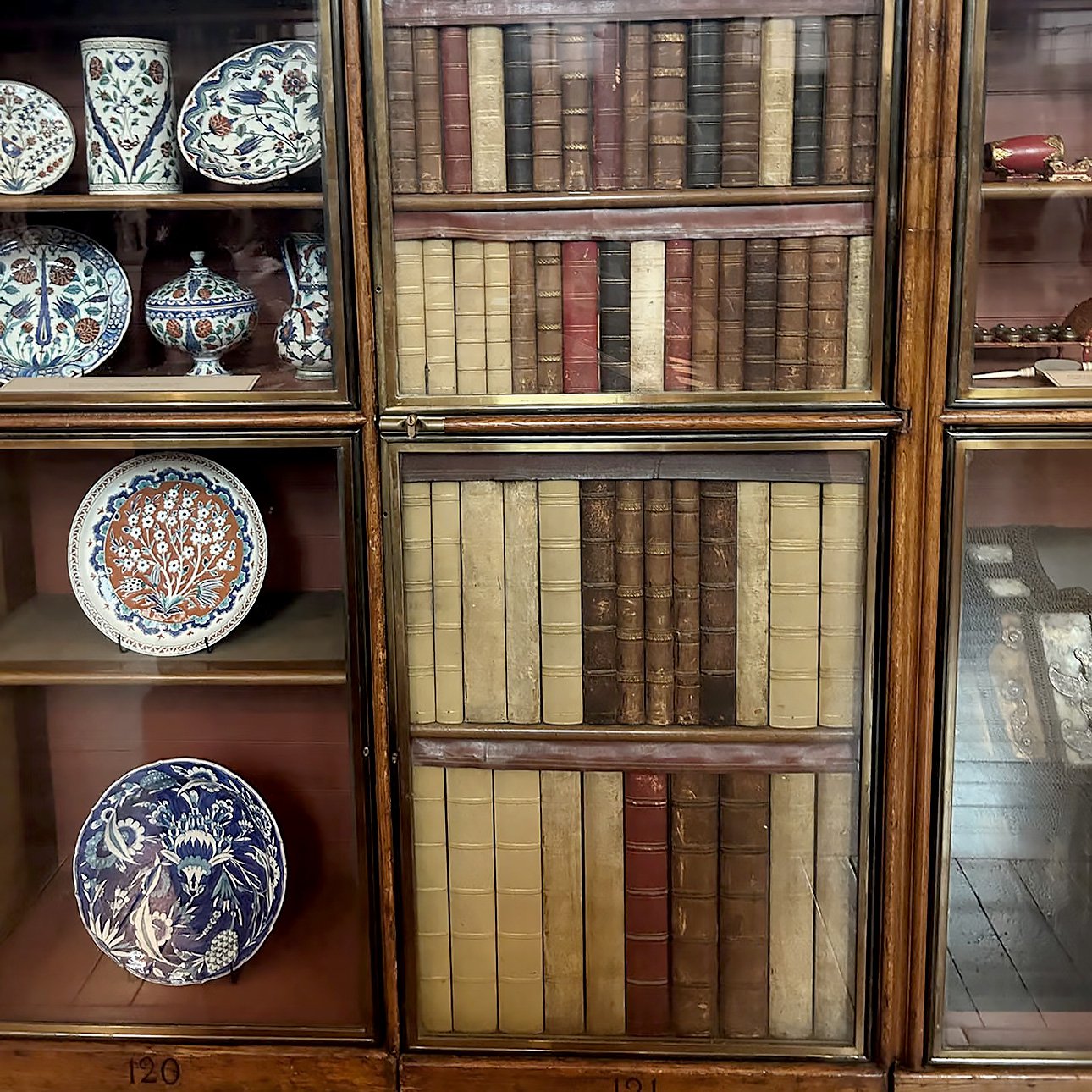 Потайная дверь Галереи Просвещения.  Фото: TAN