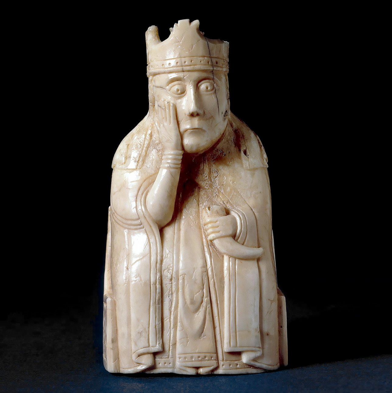 Шахматная фигура с острова Льюис. XII в. Фото: The Trustees of the British