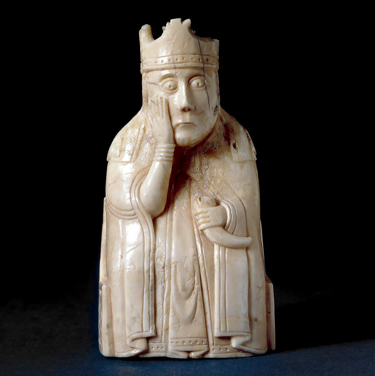 Шахматная фигура с острова Льюис. XII в. Фото: The Trustees of the British