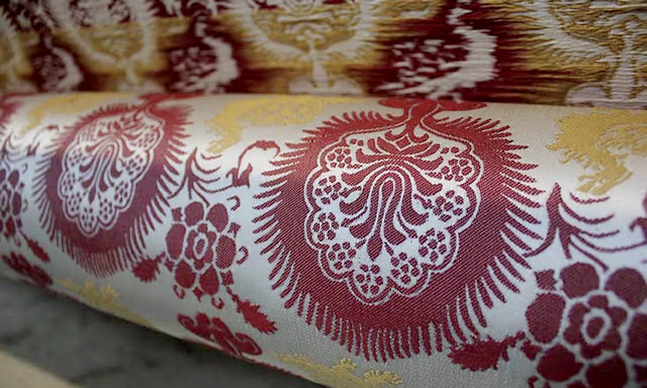 Специалистам удалось воссоздать копию роскошной церемониальной шелковой ткани 1470-х годов. Фото: Helen Stokes/Norwich Castle Museum & Art Gallery