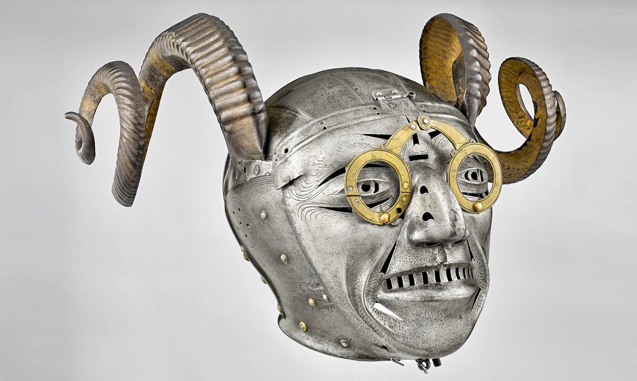 Гримасничающий шлем в очках и с бараньими рогами, созданный Конрадом Зойзенхофером в 1511–1514 годах.  Фото: Государственный исторический музей