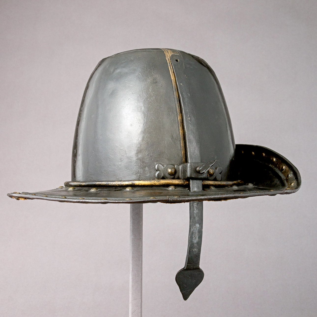 Железная шляпа с отогнутым вверх полем. XVII в.  Фото: Государственный исторический музей