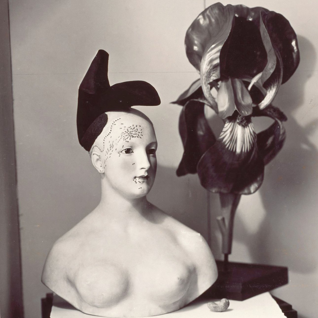 Бюст женщины со «Шляпой-туфлей» Эльзы Скьяпарелли и Сальвадора Дали.  Фото: Fundació Gala - Salvador Dalí