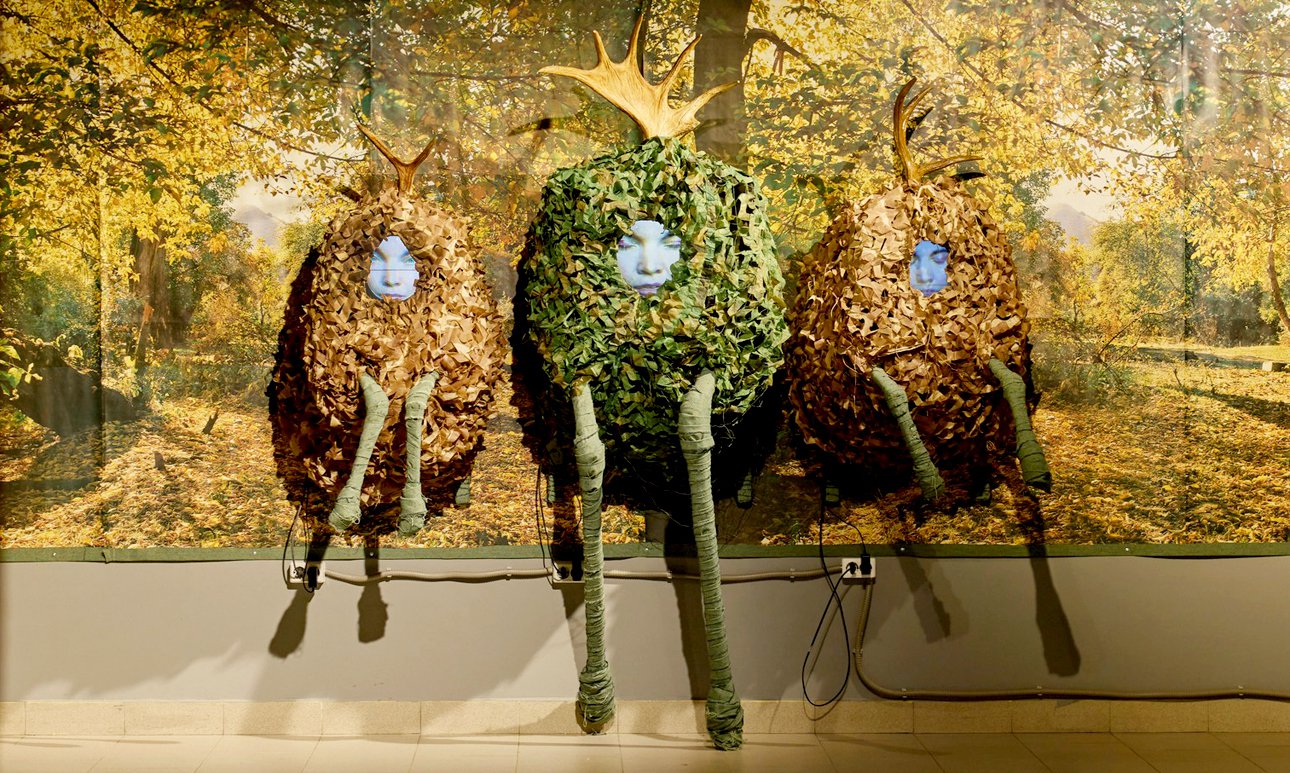 Фрагмент работы Ульяны Подкорытовой «Здесь дороги просто нет!». Выставка «Дом от погреба до чердака» в арт-пространстве «Цехъ».  Фото: Луиза Бокаева