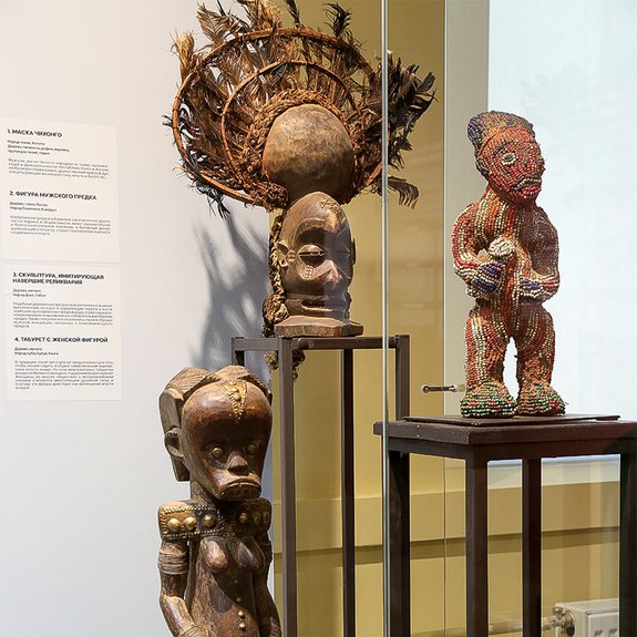 Деревянная скульптура народа фанг, имитирующая навершие реликвария (слева); покрытая бисером фигура мужского предка народа бамилеке (справа); маска чихонго народа чокве с перьями (в центре).  Фото: Музей Африки МФЮА