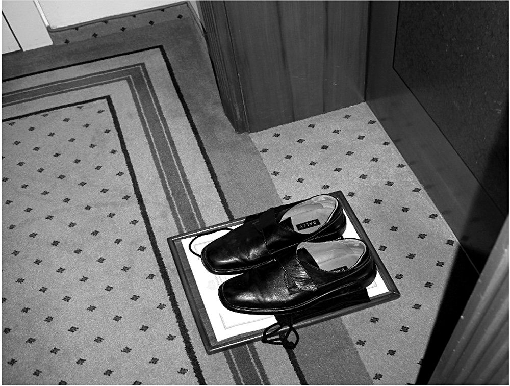 Ботинки Ильи Кабакова демонстрировались в отеле «Балчуг» в ходе московской ретроспективы 2008 г.Фото: Новое литературное обозрение