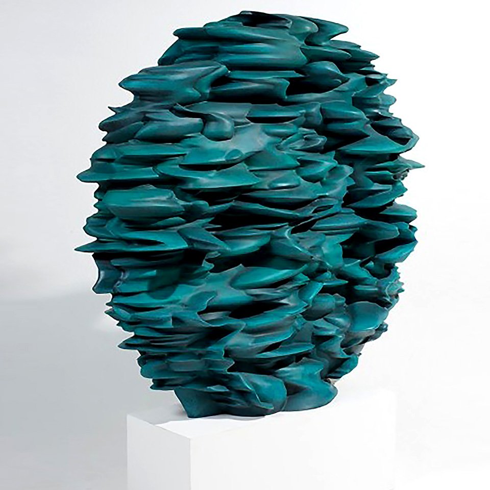 Скульптура «Versus» (2013), выполненная Тони Крэггом из крашеной бронзы, была подарена его коллегой, испанским художником Дэвидом Брашем Мемориальной художественной галерее Рочестерского университета, штат нью-Йорк, США. Фото: Marian Goodman Gallery