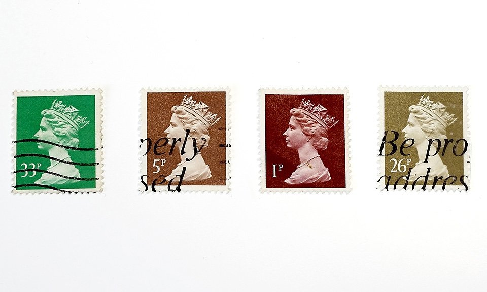 Почтовые марки Великобритании с изображением Елизаветы II. Фото: ТАСС