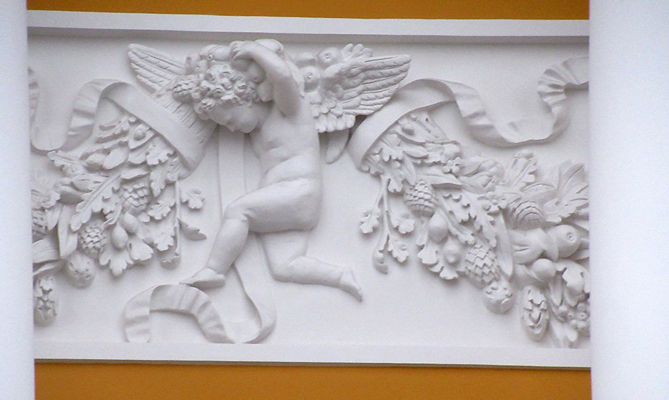 Фрагмент барельефа на фасаде особняка Румянцева. Фото: Государственный музей истории Санкт-Петербурга