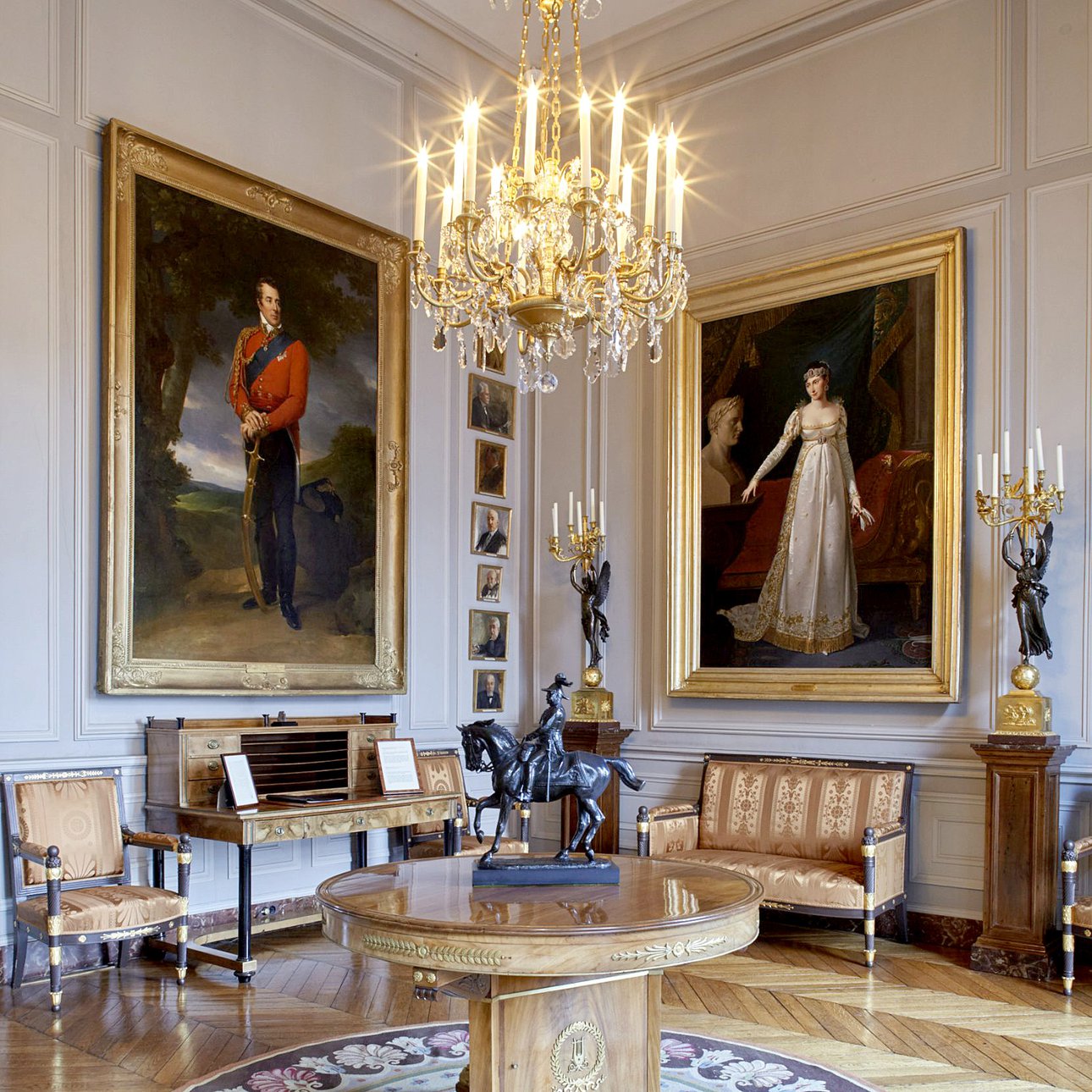 Портреты герцога Веллингтона и Полины Боргезе, сестры Наполеона Бонапарта, в резиденции посла Великобритании в Париже. Фото: Government Art Collection