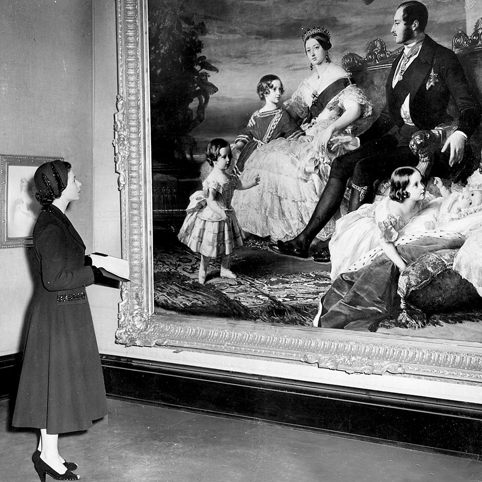 13 марта 1953 года. Королева Елизавета II стоит перед знаменитой картиной Франца Винтерхальтера.Фото: Keystone/Getty Images