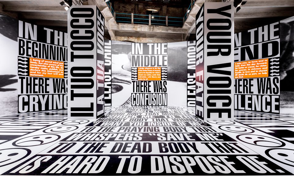 Барбара Крюгер. Инсталляция «Без названия (Начало/Середина/Конец)». 2022. Фото: La Biennale di Venezia