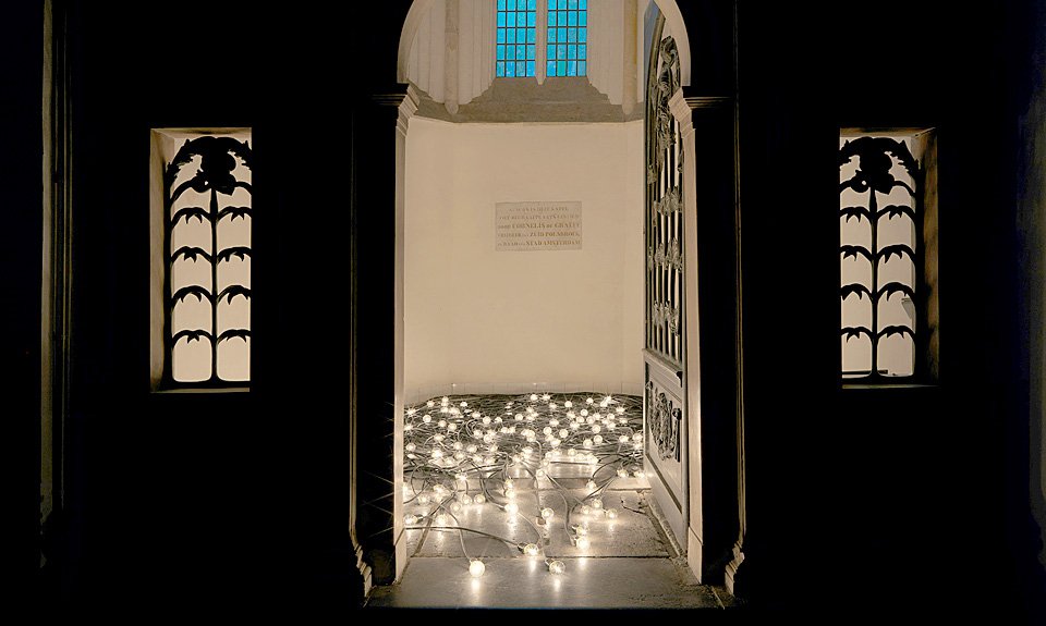 Инсталляция Кристиана Болтански в Старой церкви в Амстердаме. 2017—2018. Фото: Gert Jan van Rooij