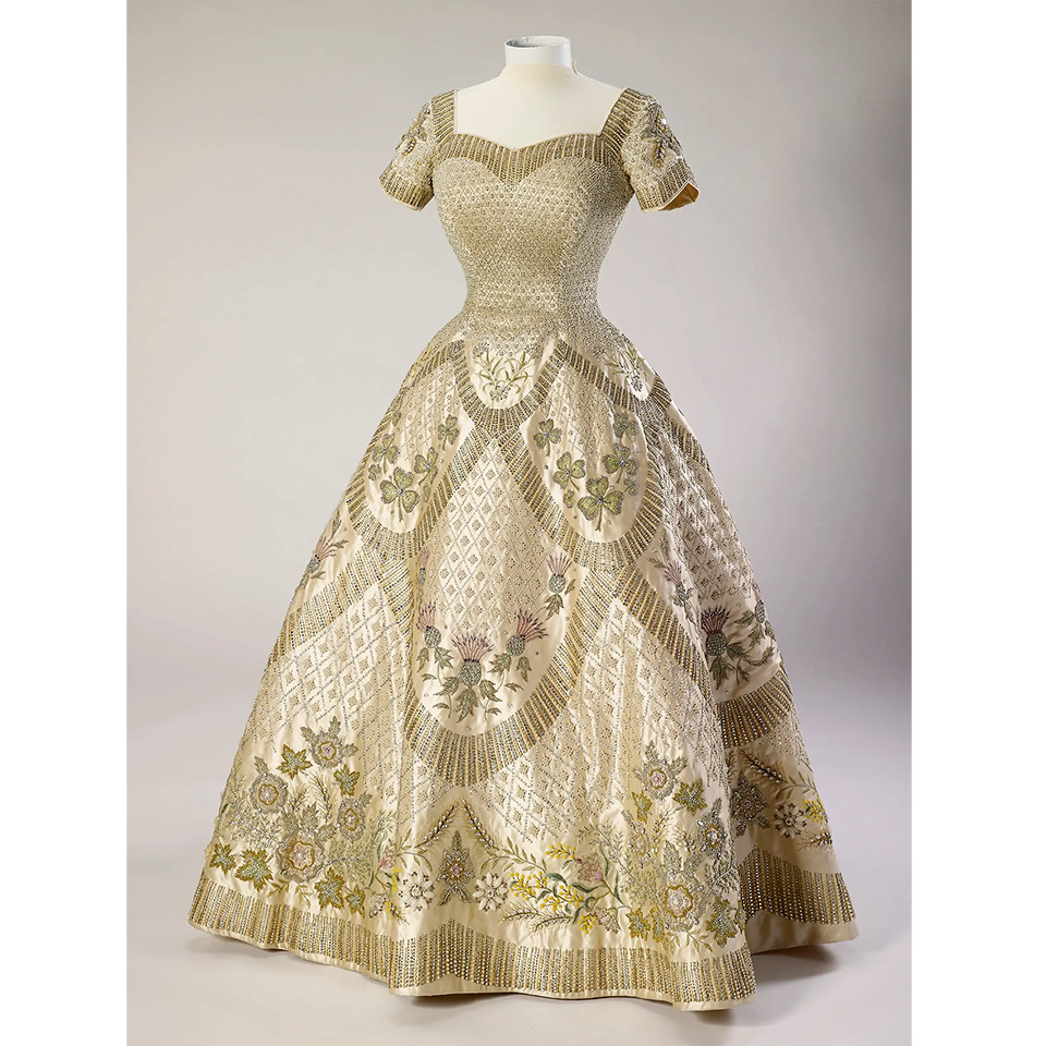 Коронационное платье, разработанное дизайнером Норманом Хартнеллом. Было частью торжественного облачения королевы на церемонии в Вестминстерском аббатстве 2 июня 1953 года. Фото: Royal Collection Trust/All Rights Reserved